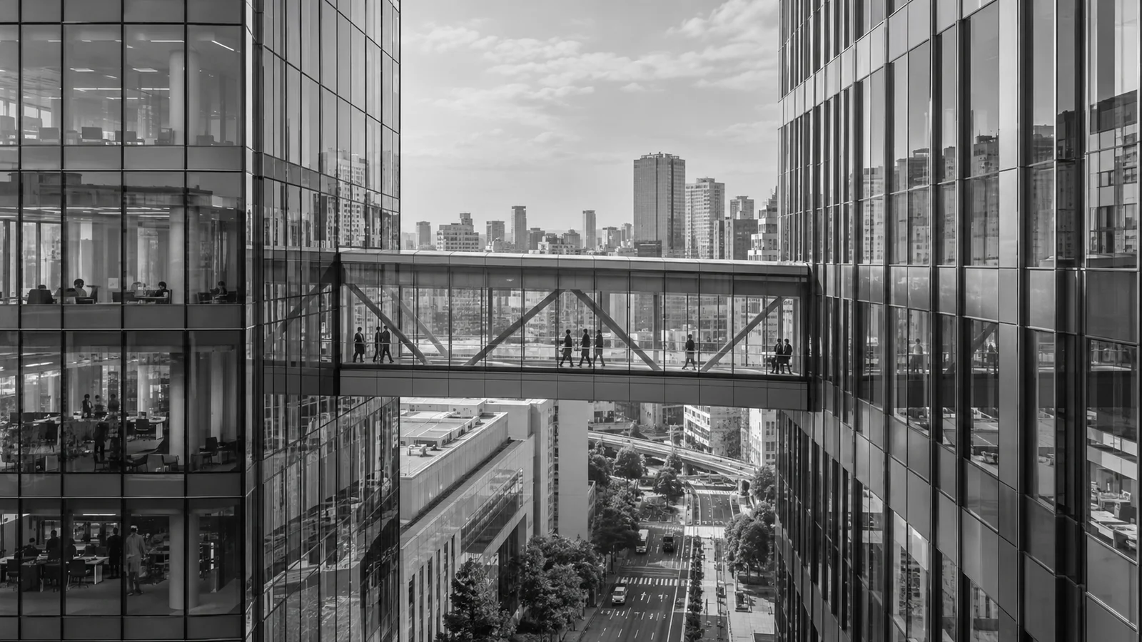 連絡通路でつながるオフィスビル